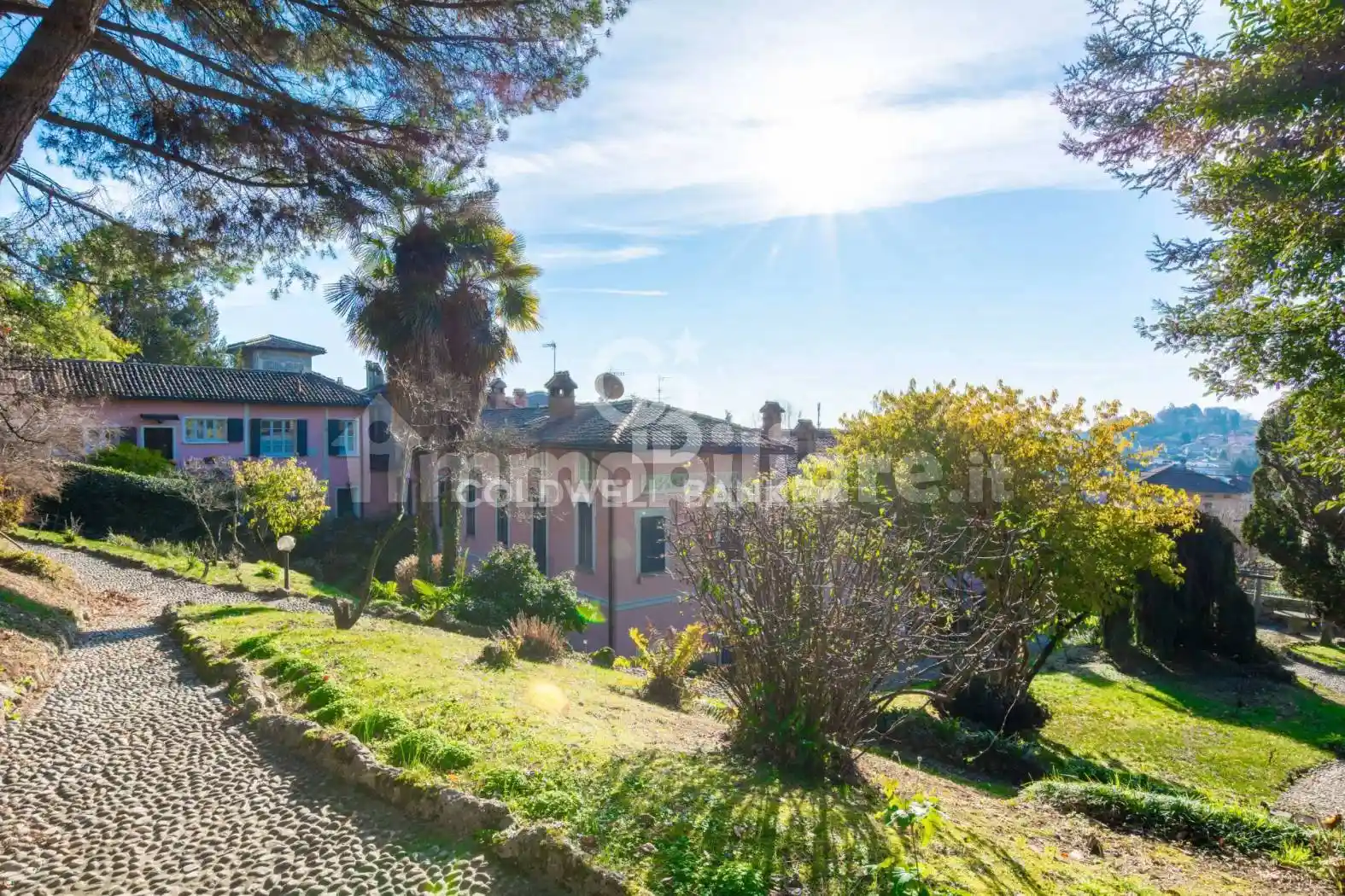 Villa in vendita a Albese con Cassano