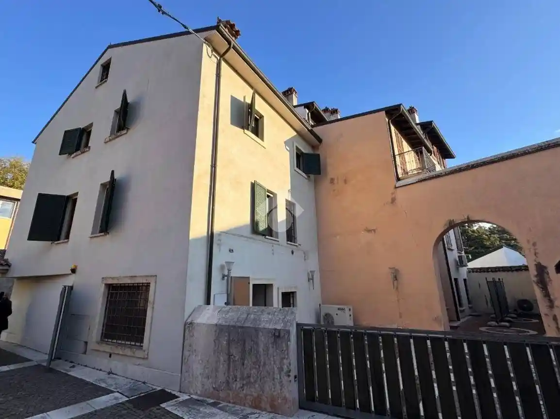 Casa indipendente in vendita a Verona