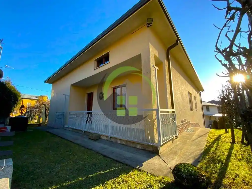 Villa in vendita a Vertova