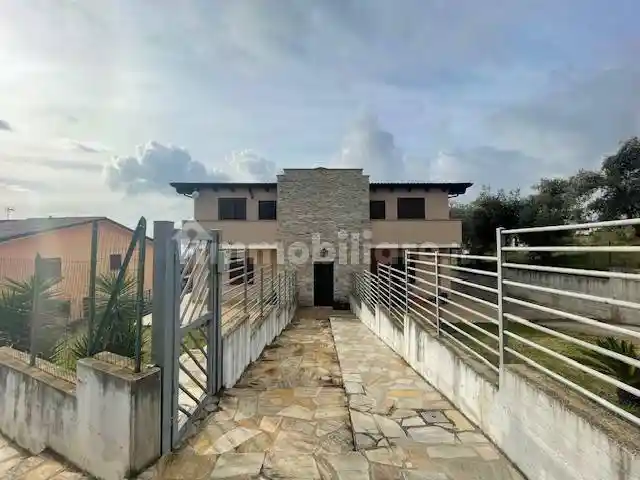 Villa in vendita a Cervaro