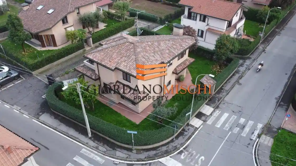 Villa in vendita a Vedano al Lambro