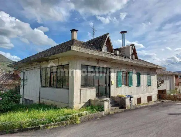 Casa indipendente in vendita a Valtopina