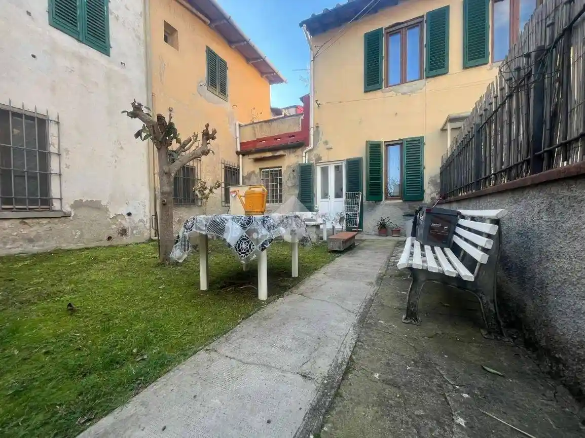 Casa indipendente in vendita a Campi Bisenzio