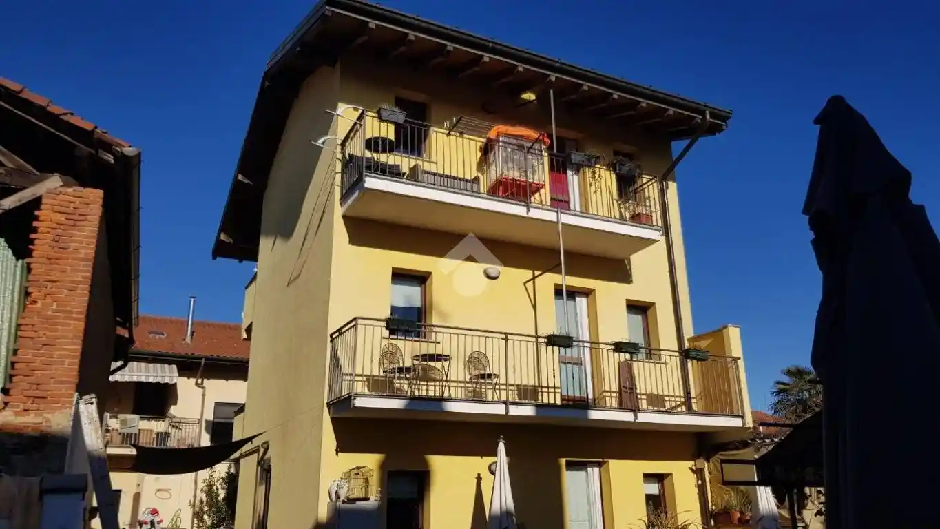 Casa indipendente in vendita a Agrate Conturbia