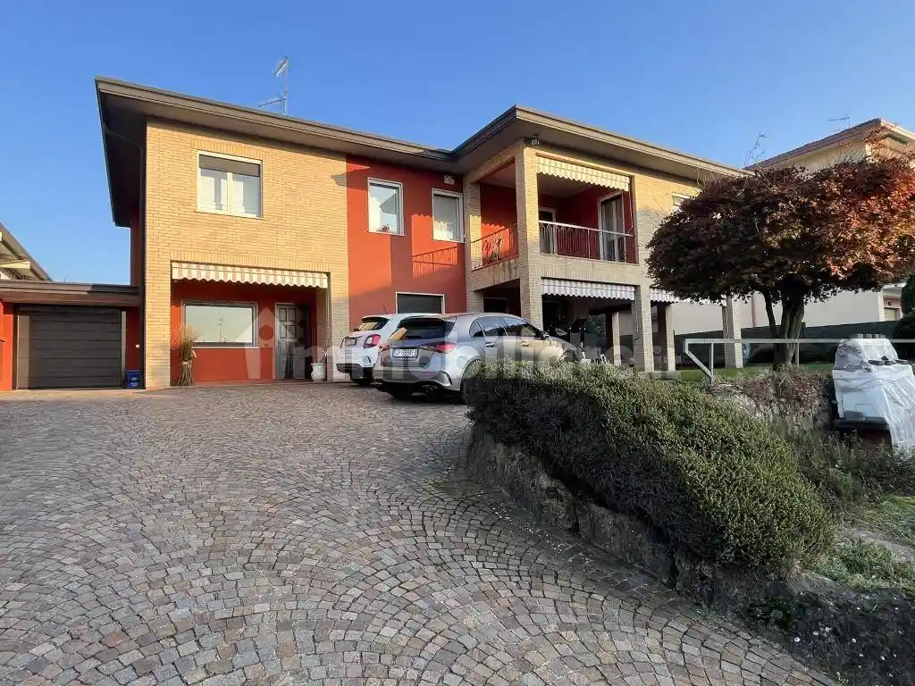 Villa in vendita a Sesto Calende