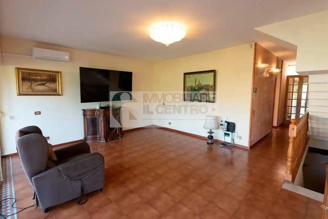 Casa indipendente in vendita a Luni