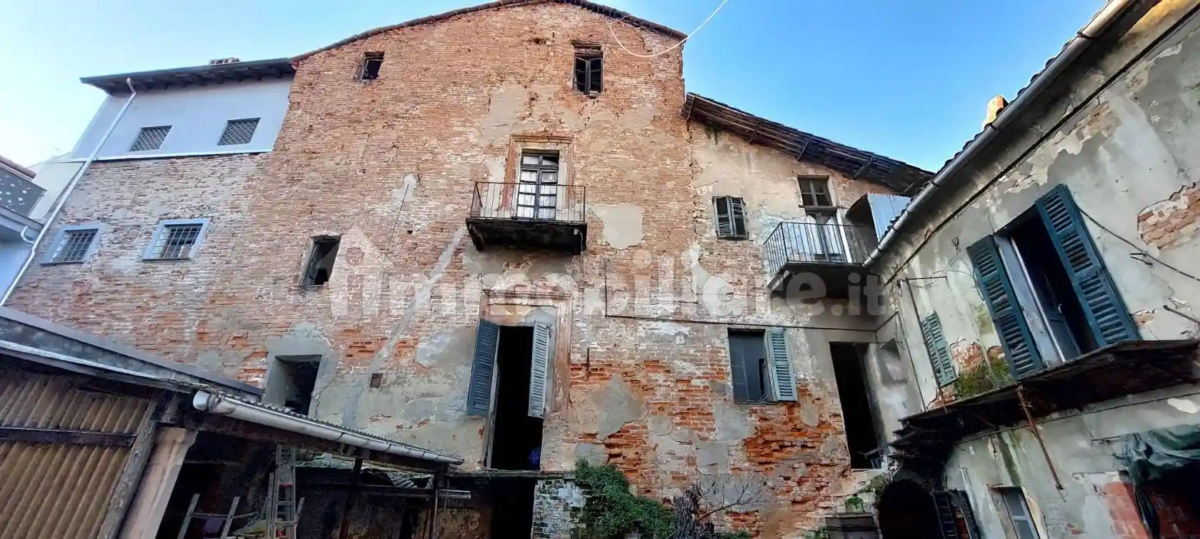Palazzo - Edificio in vendita a Valenza