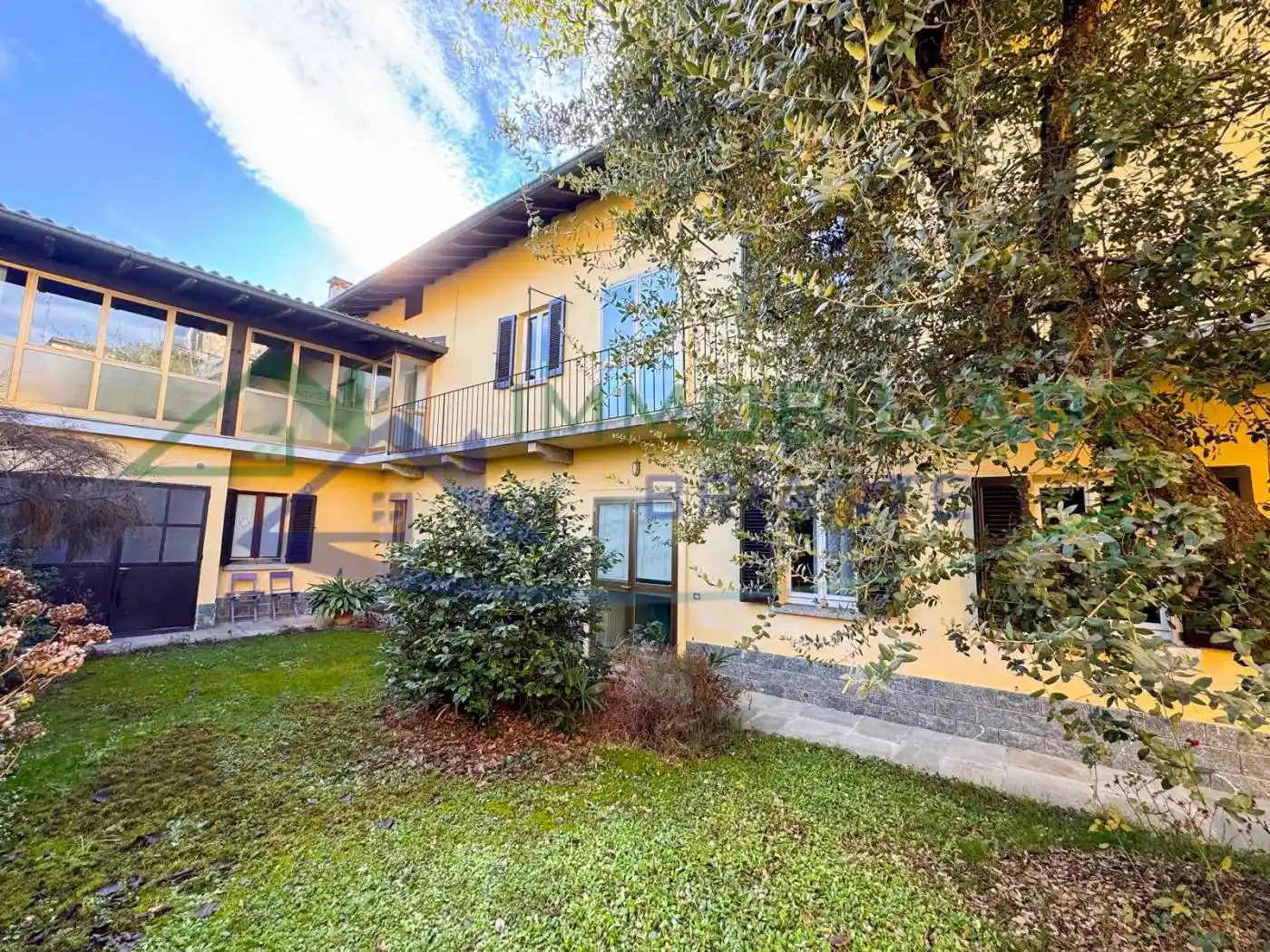 Casa indipendente in vendita a Angera