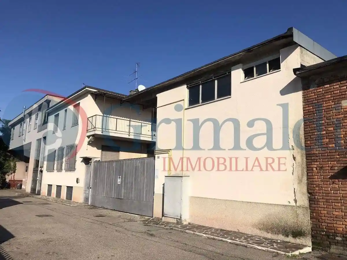 Palazzo - Edificio in vendita a Opera