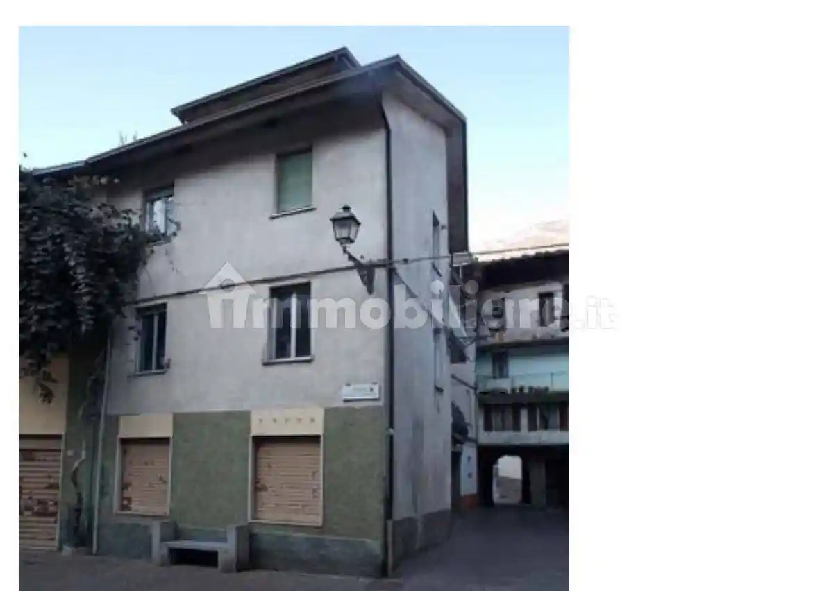 Palazzo - Stabile in vendita a Esine