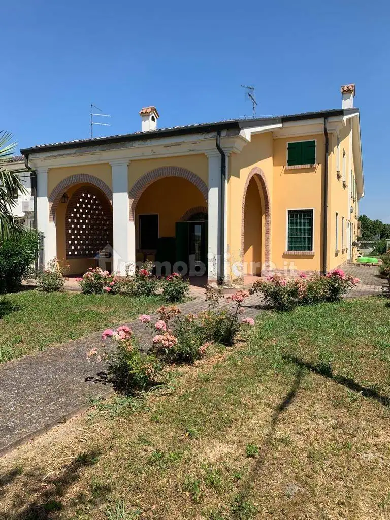 Villa in vendita a Serravalle a Po