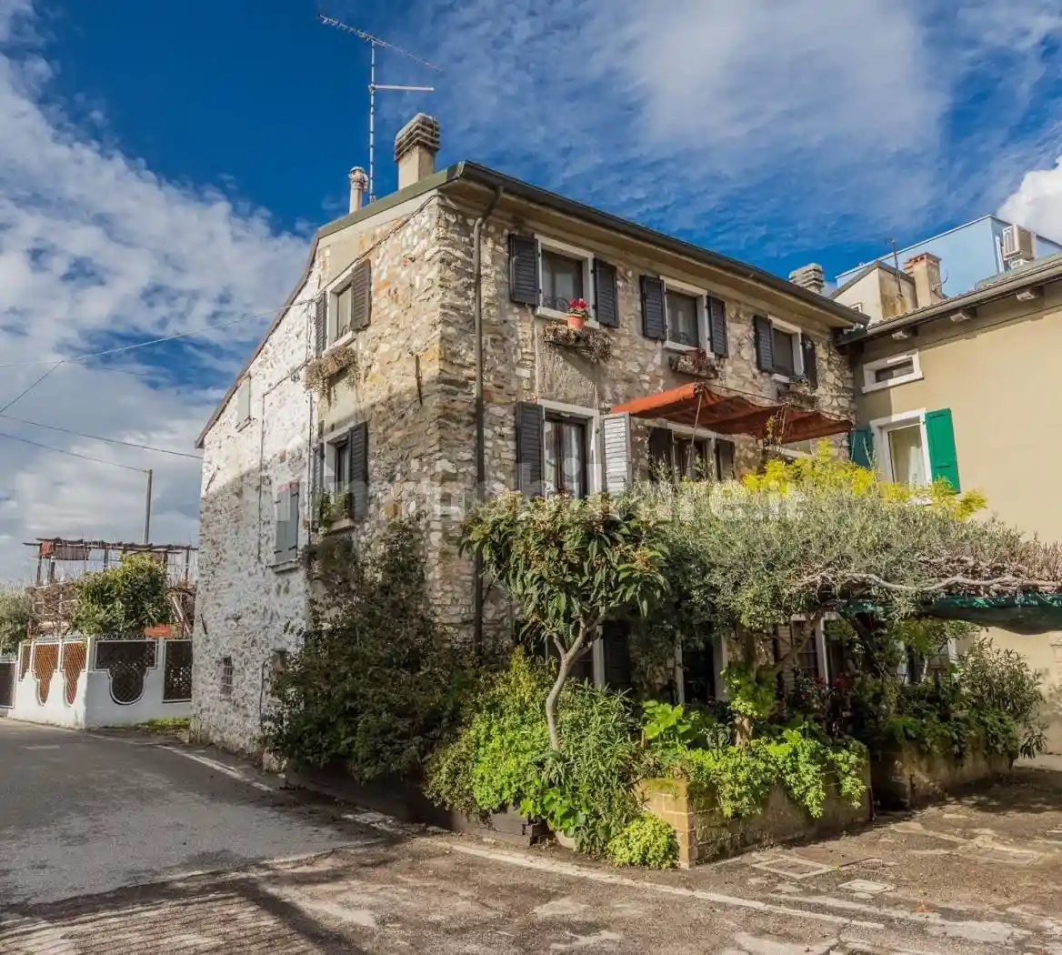 Villa in vendita a Peschiera del Garda