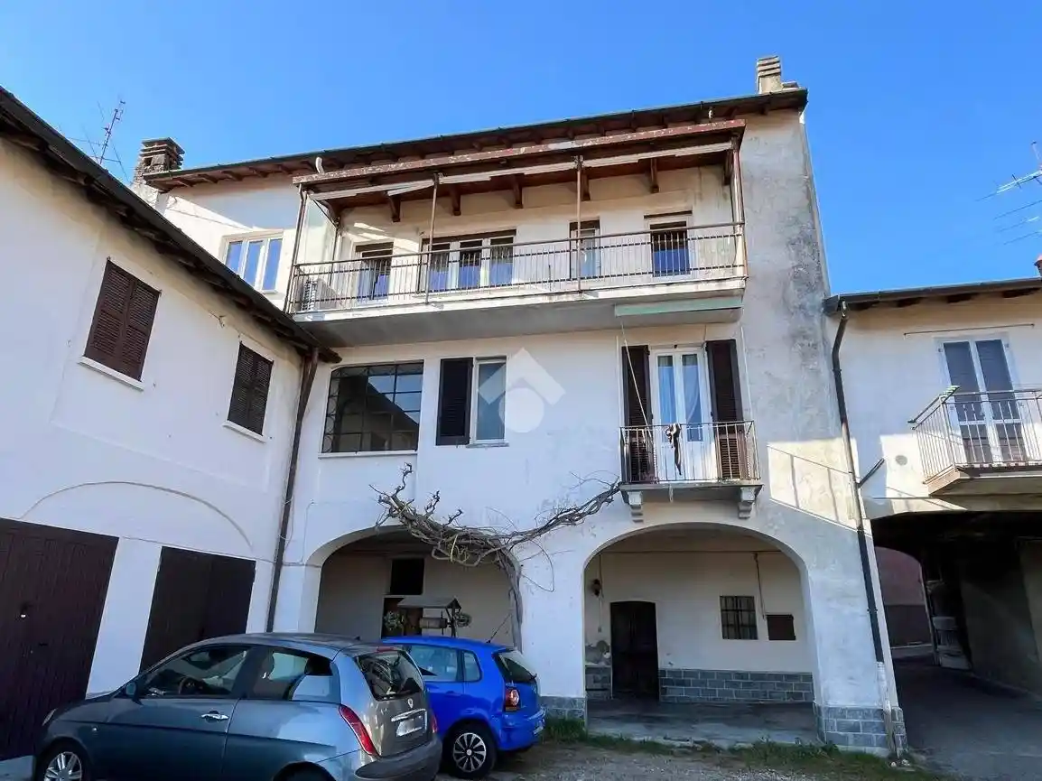 Palazzo - Edificio in vendita a Gazzada Schianno