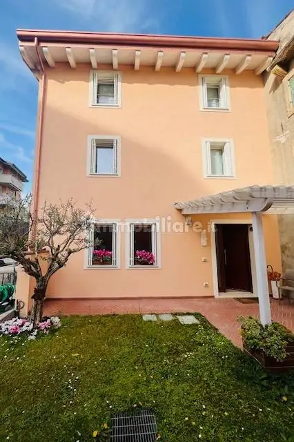 Rustico - Casale in vendita a Verona