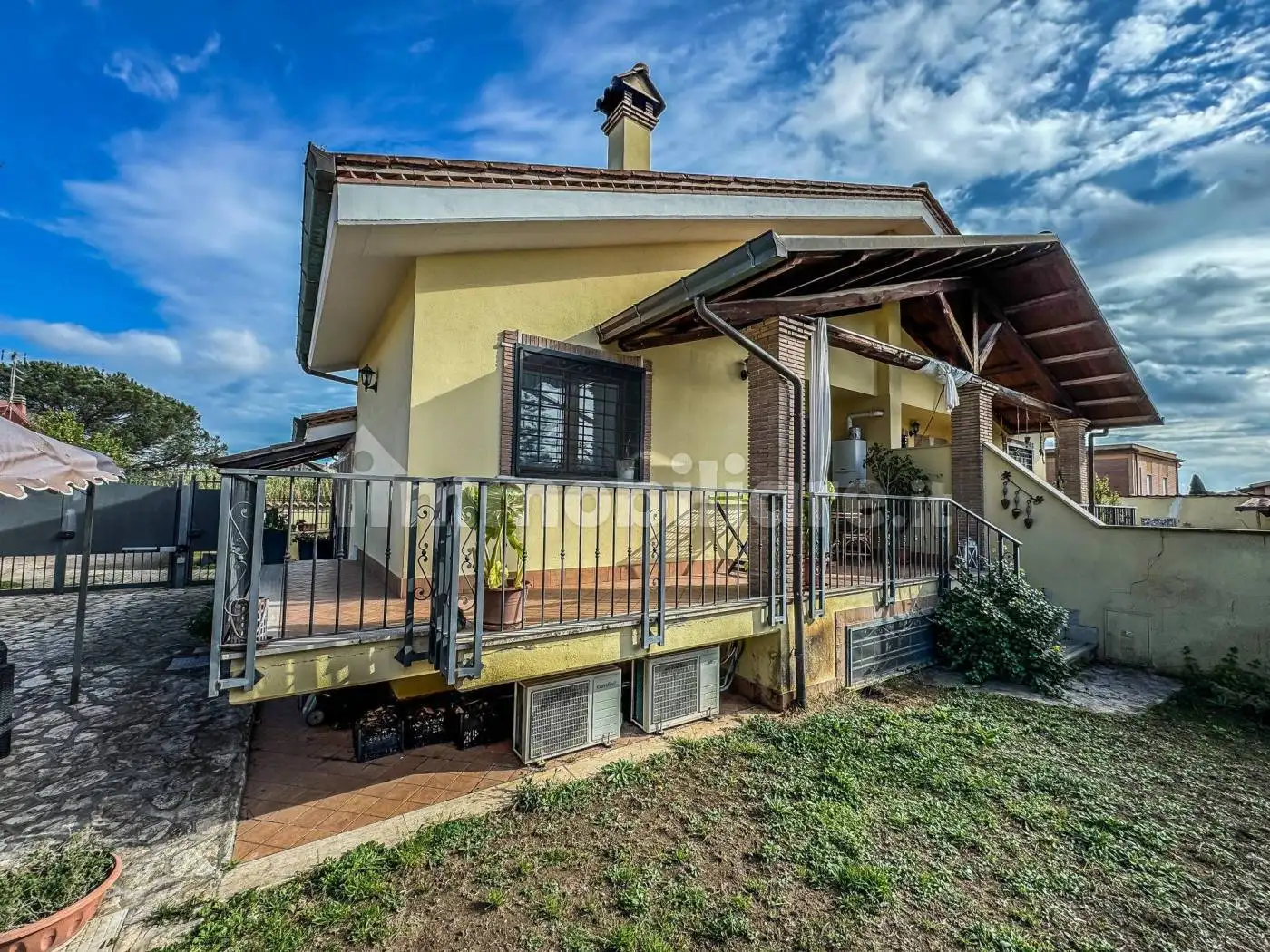 Villa plurifamiliare in vendita a Roma