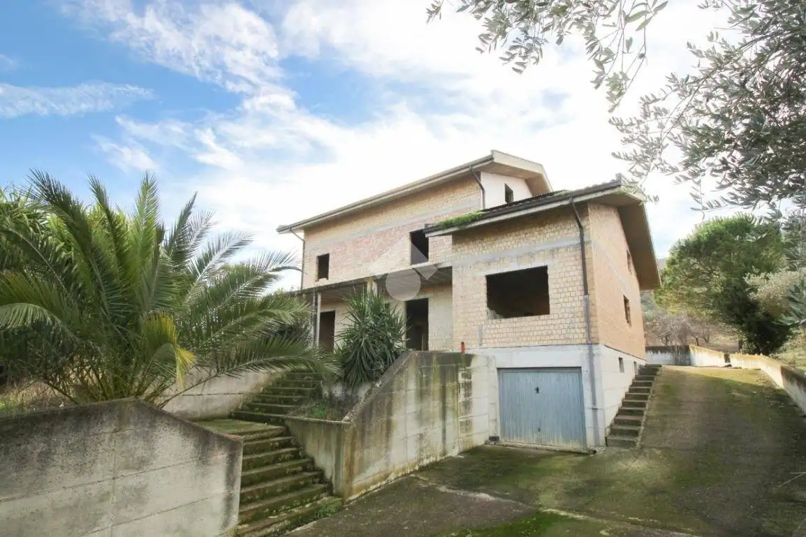 Casa indipendente in vendita a Collecorvino