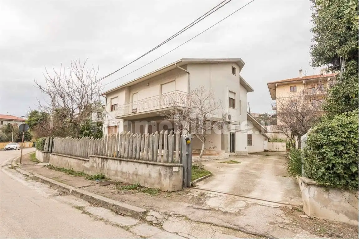 Villa in vendita a Loreto Aprutino
