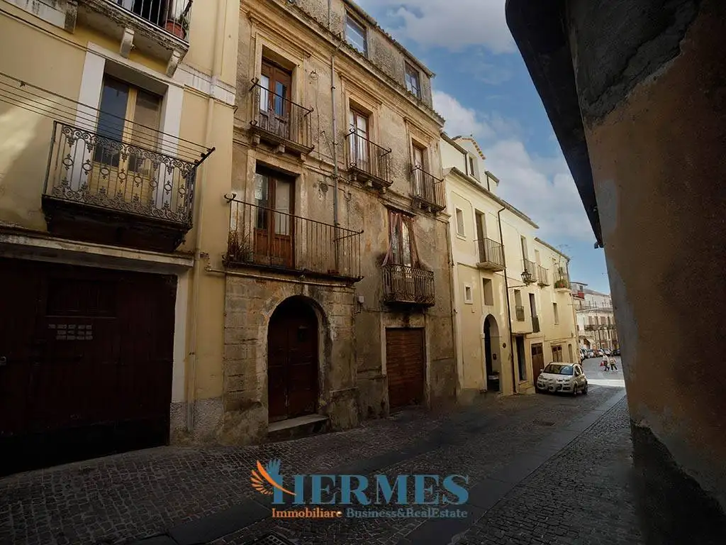 Palazzo - Edificio in vendita a Lamezia Terme