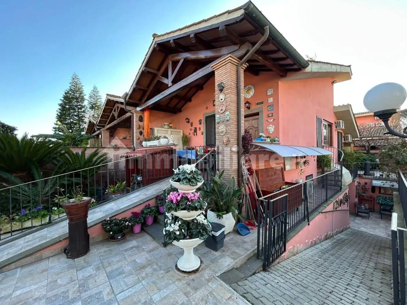 Villa plurifamiliare in vendita a Roma