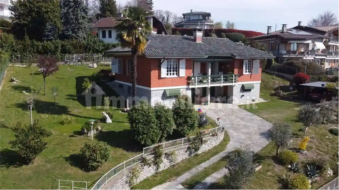 Villa in vendita a Nebbiuno