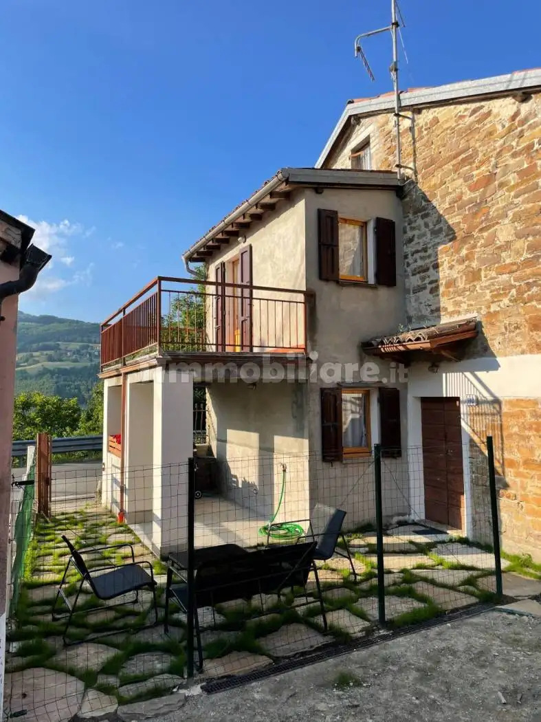 Casa indipendente in affitto a Tizzano Val Parma