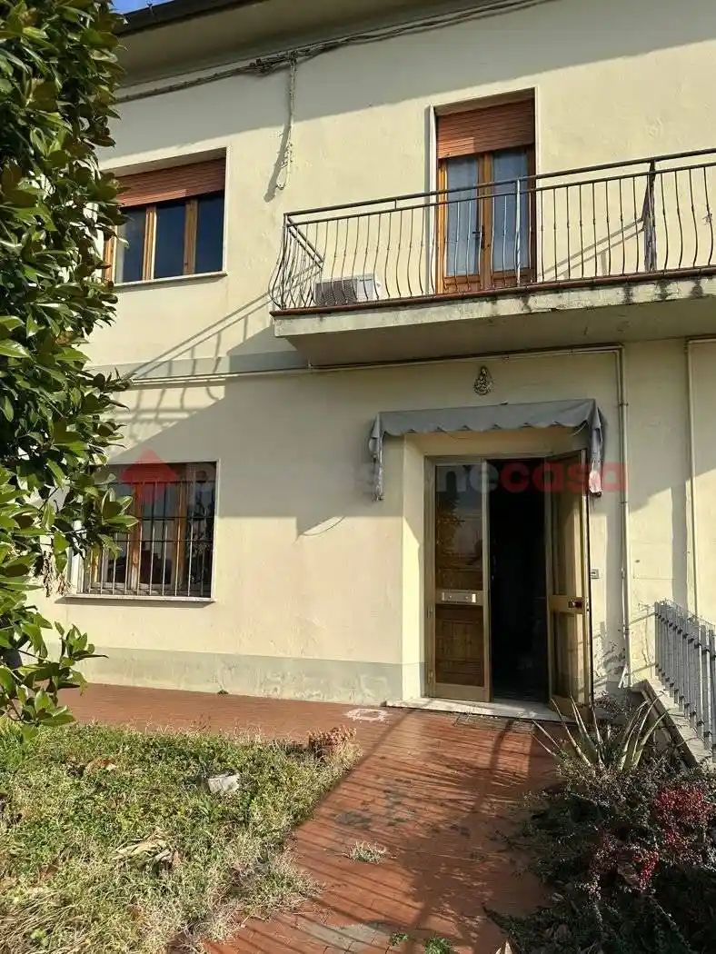 Casa indipendente in vendita a Campi Bisenzio