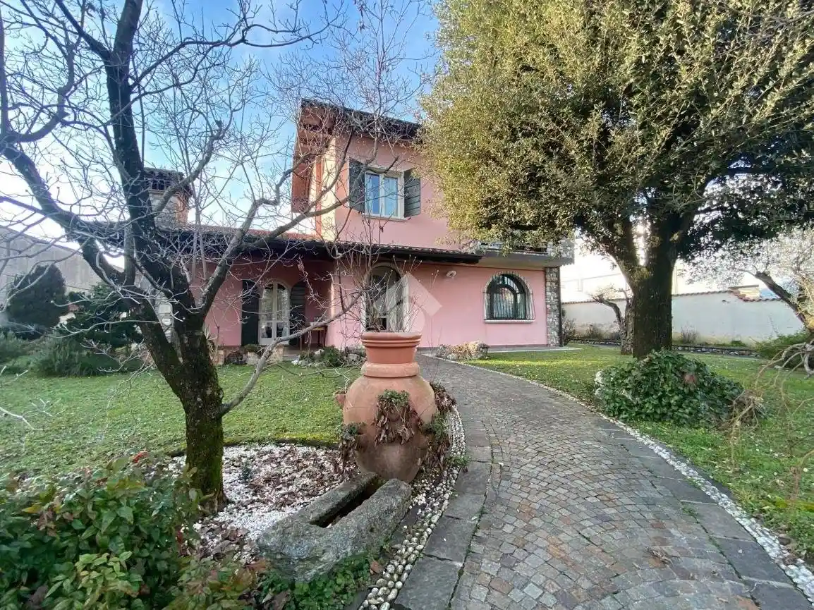Villa in vendita a Cazzago San Martino