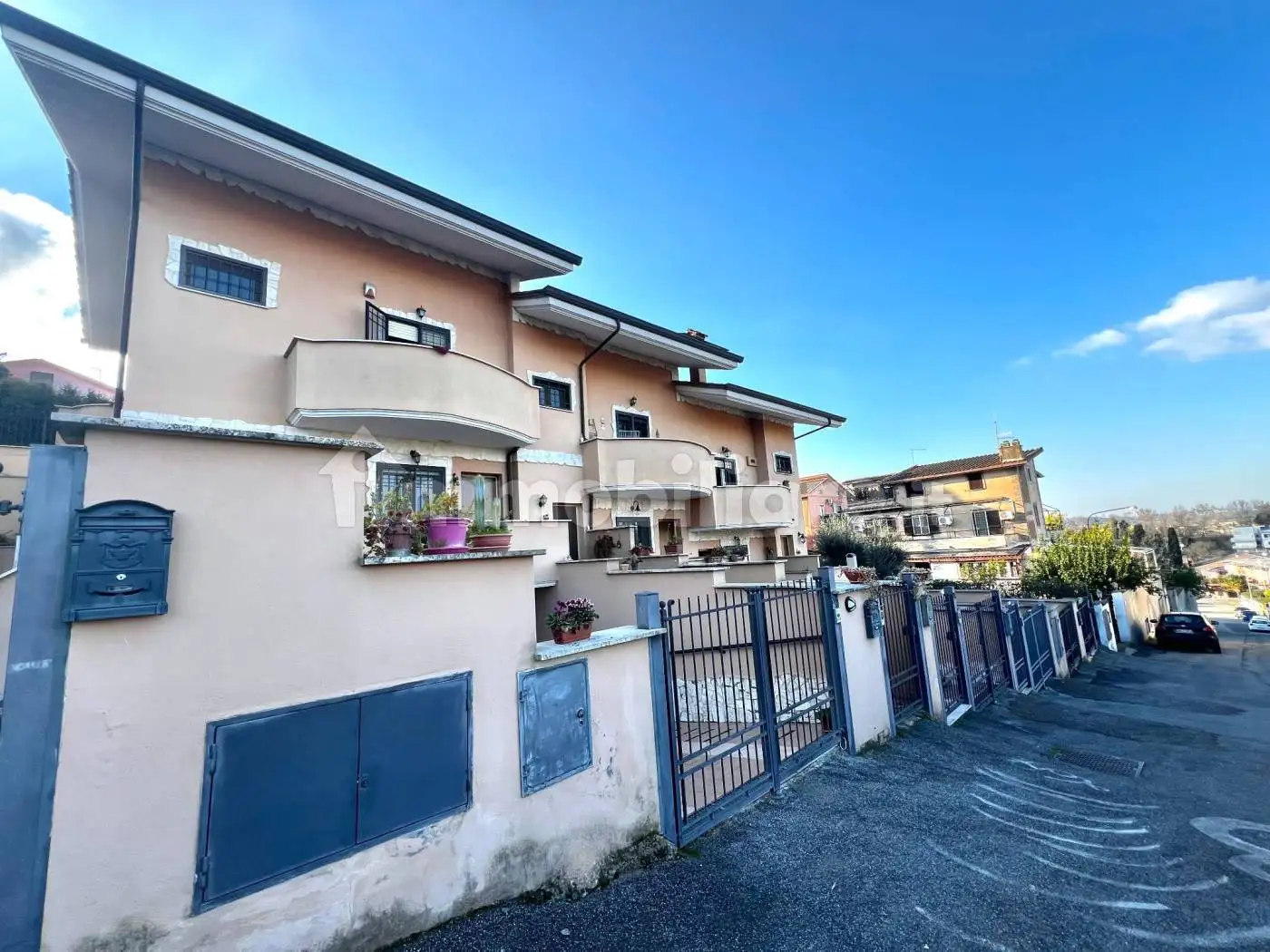 Villa plurifamiliare in vendita a Roma