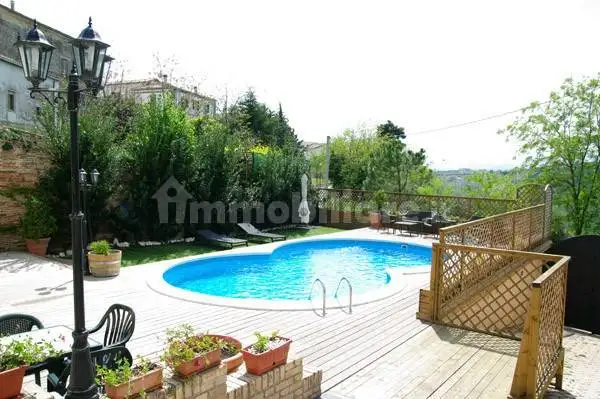 Palazzo - Edificio in vendita a Pianella