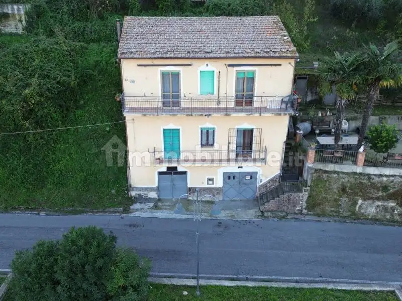 Villa in vendita a Lustra