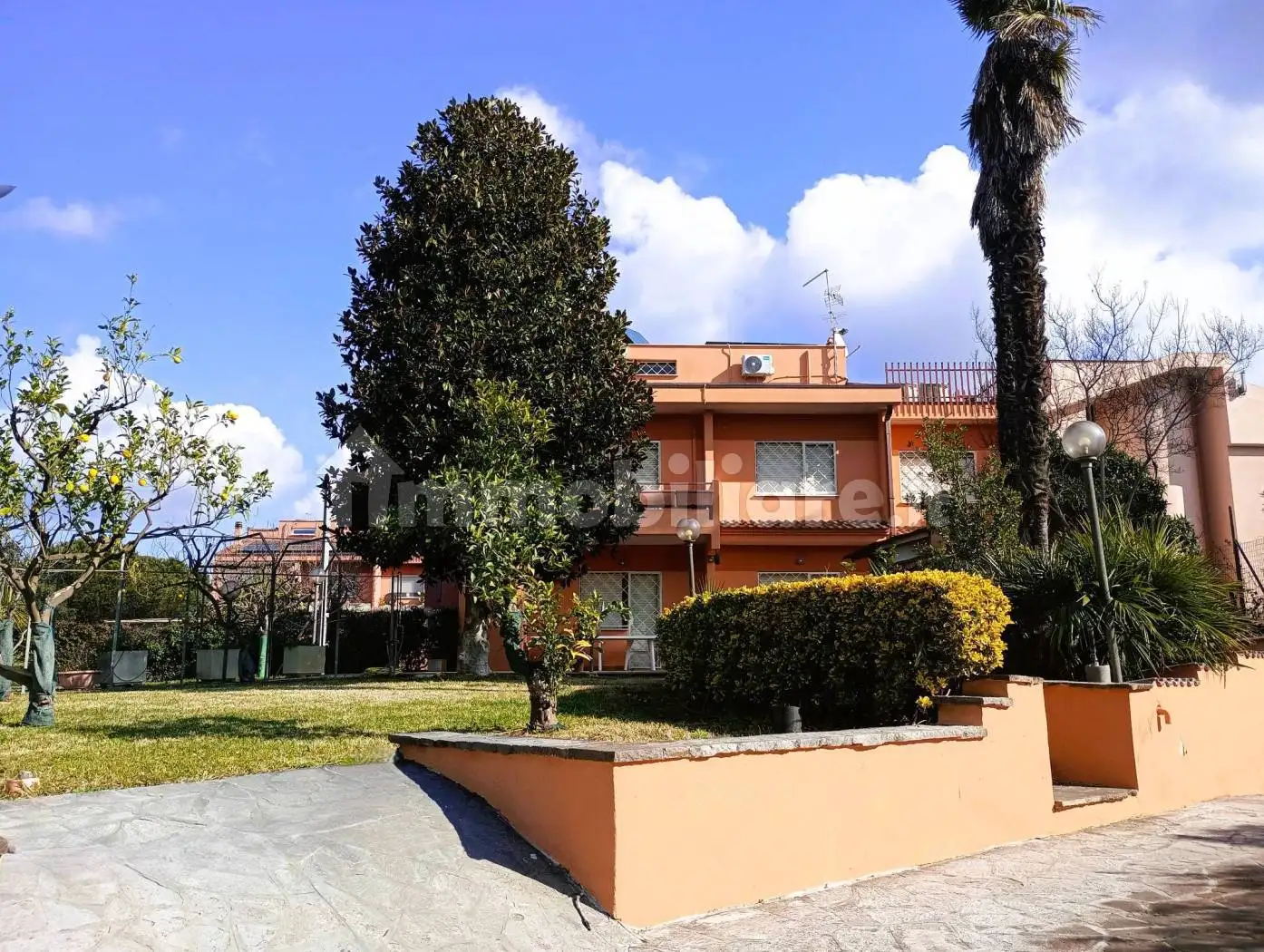 Villa plurifamiliare in vendita a Roma