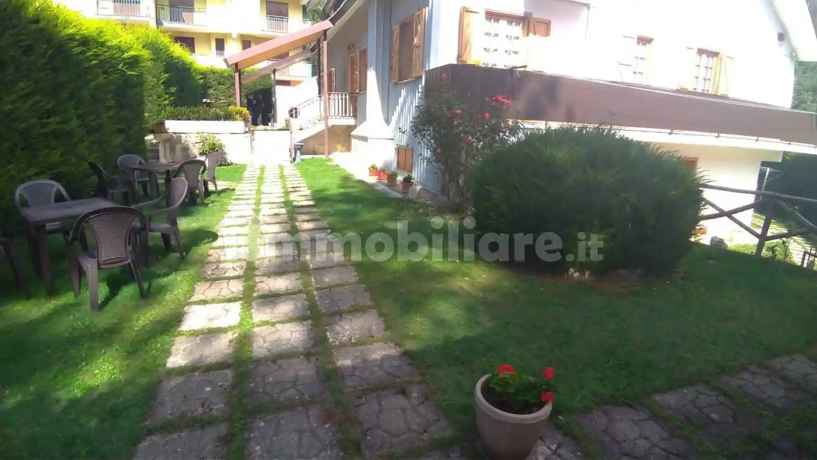 Villa plurifamiliare via dei Lamponi 28, Camigliatello Silano, Spezzano della Sila - foto 2
