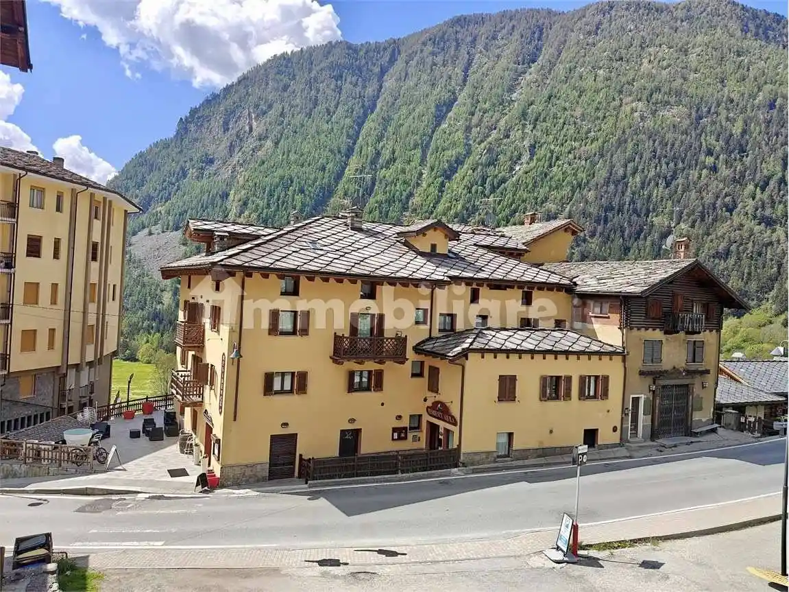 Palazzo - Edificio in vendita a Brusson