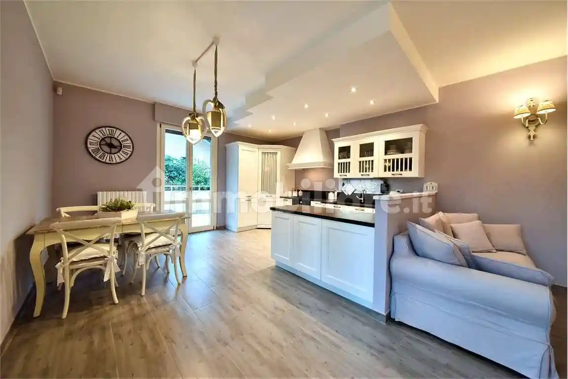 Appartamento in vendita a Locate Varesino