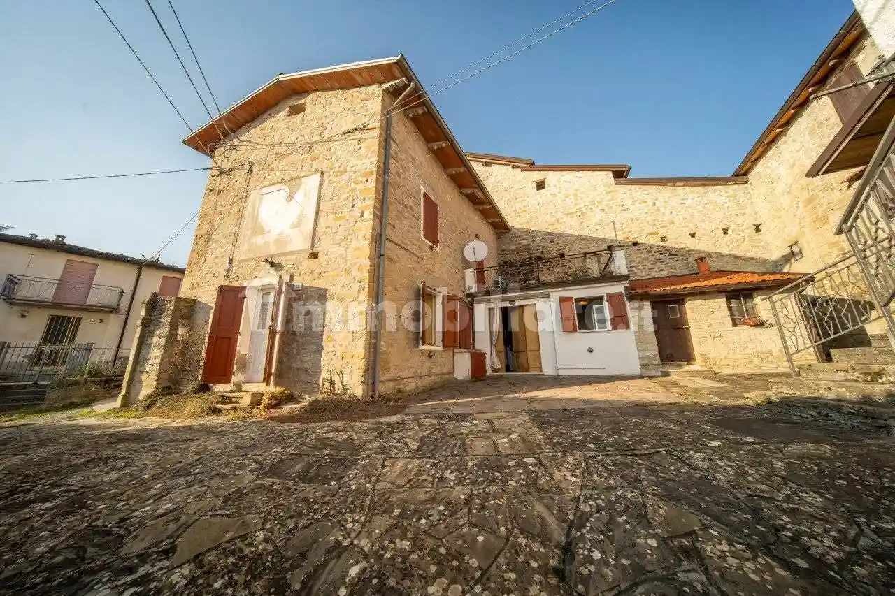 Casa indipendente in vendita a Tizzano Val Parma