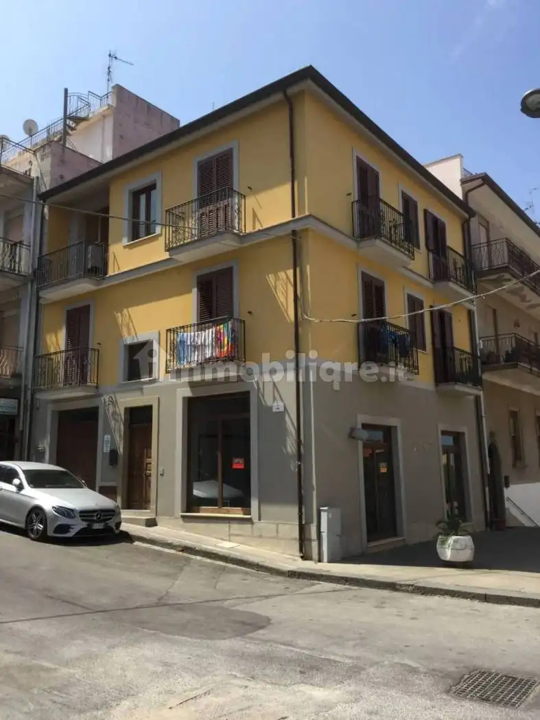 Palazzo - Edificio in vendita a Castell'Umberto