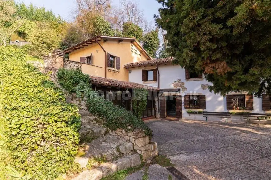 Rustico - Casale in vendita a Verona
