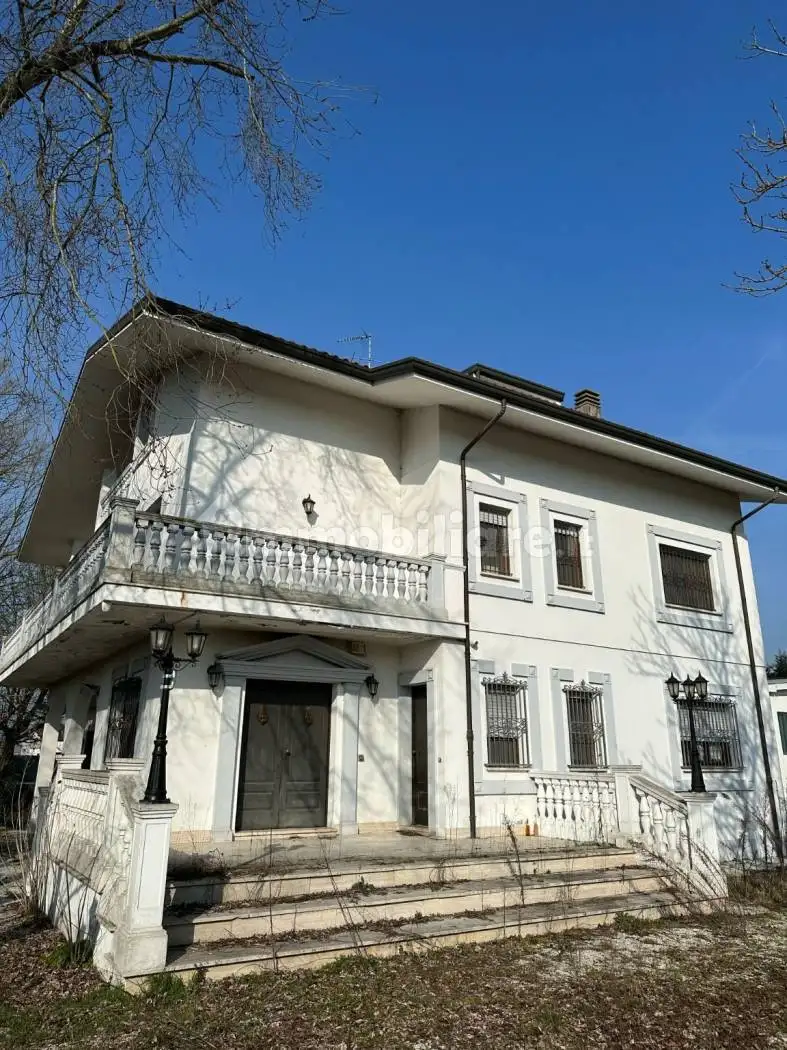 Villa in vendita a Cento