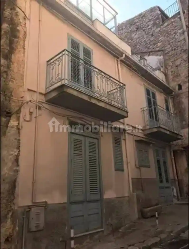 Palazzo - Edificio in vendita a Piana degli Albanesi