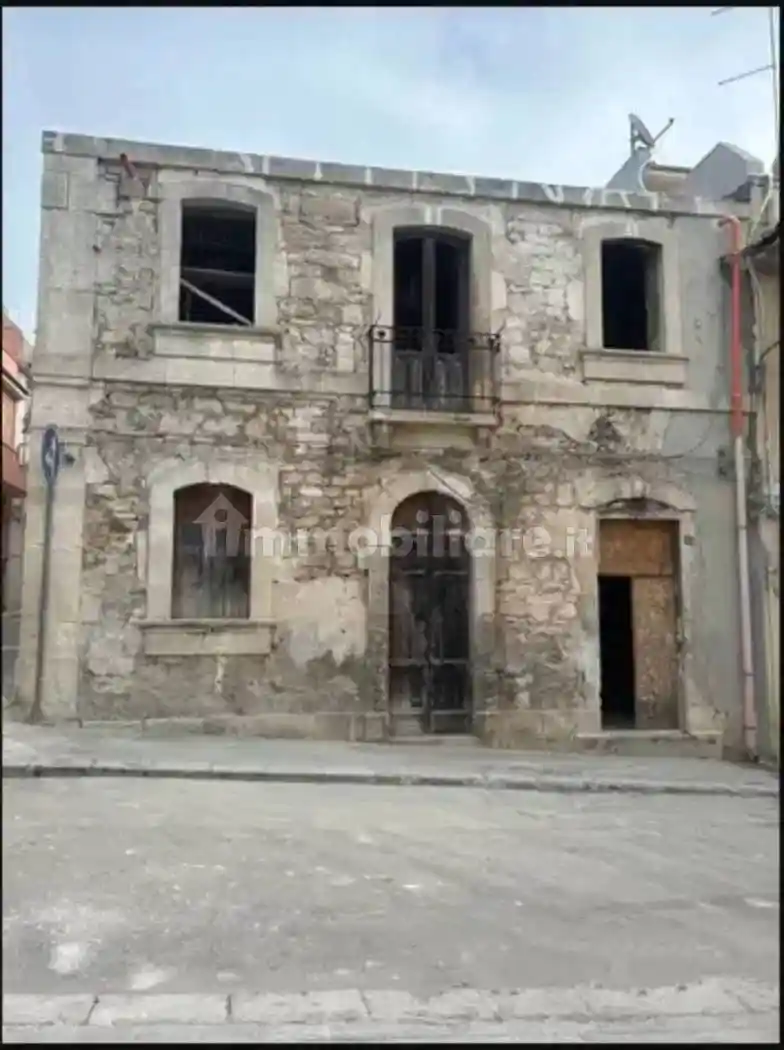 Palazzo - Edificio in vendita a Rosolini