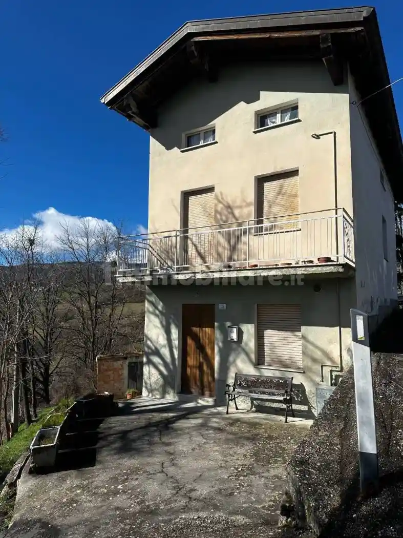 Casa indipendente in vendita a Tizzano Val Parma