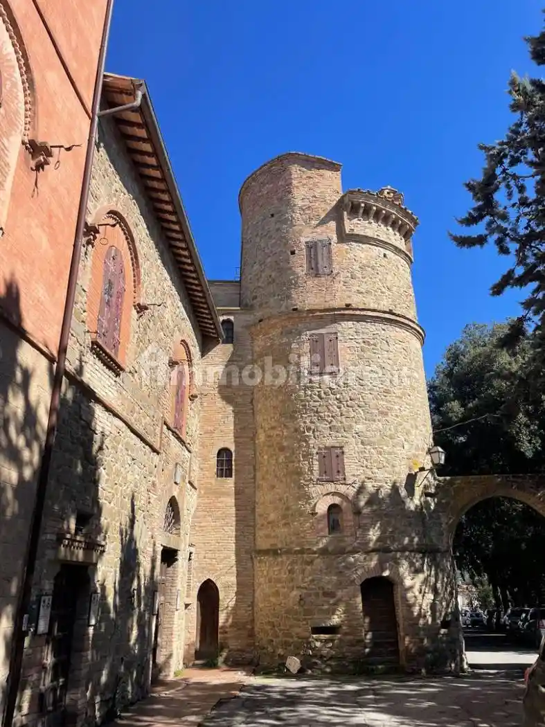 Palazzo - Edificio in vendita a Deruta