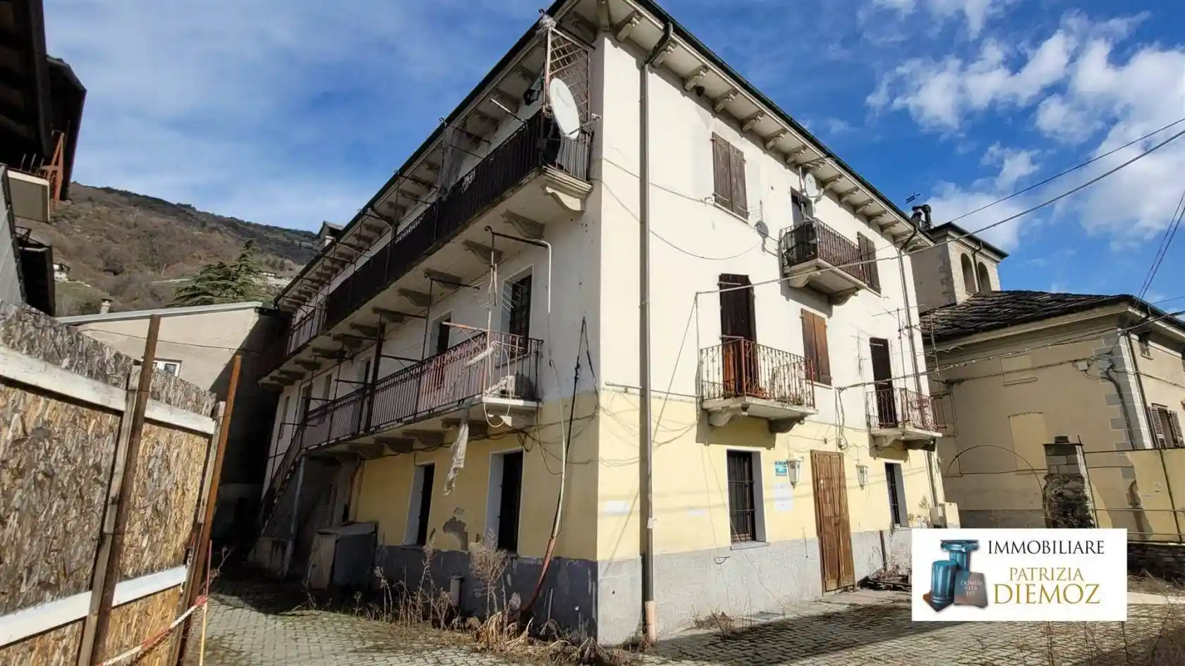 Palazzo - Edificio in vendita a Aosta