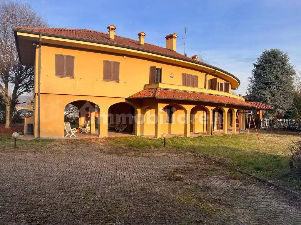Villa in vendita a Dormelletto