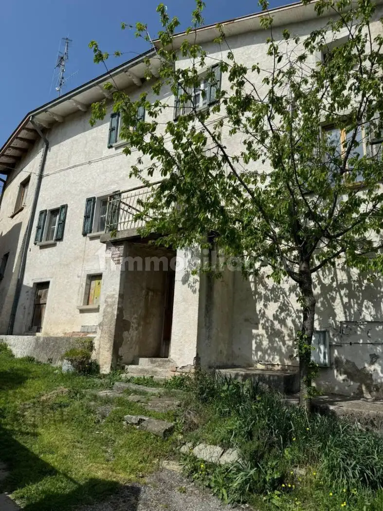 Casa indipendente in vendita a Varano de' Melegari