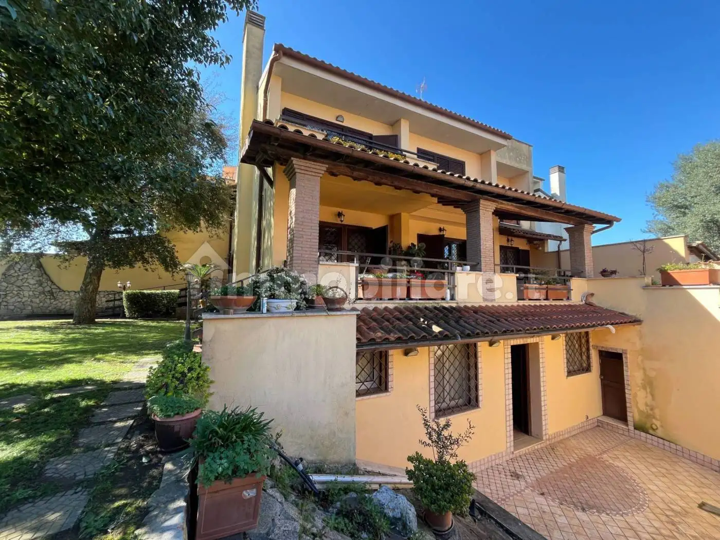 Villa plurifamiliare in vendita a Roma