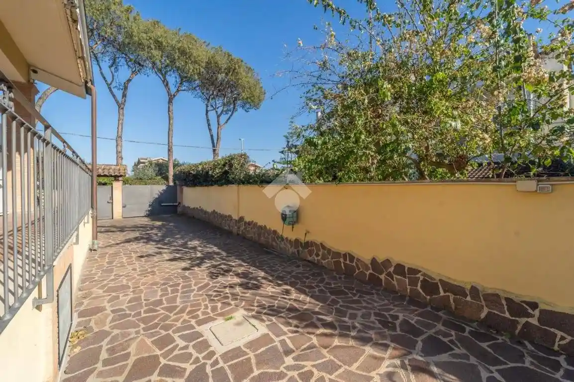 Villa bifamiliare via Predoi 28, Infernetto, Roma - foto 5