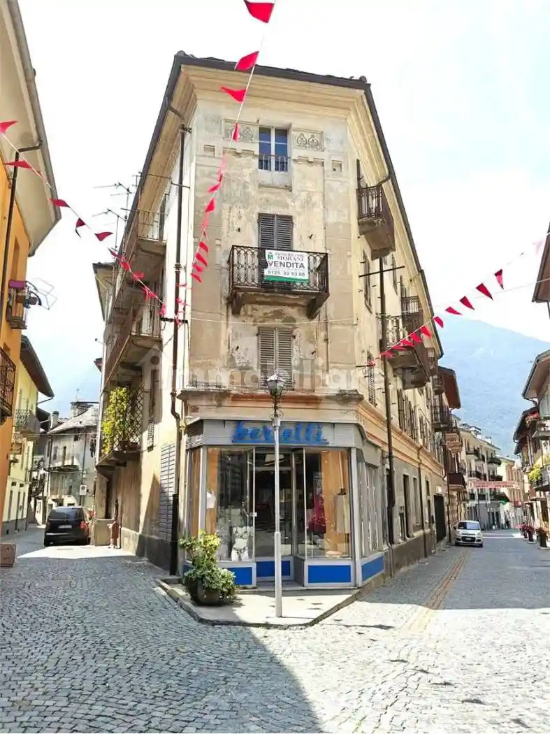 Palazzo - Edificio in vendita a Verrès