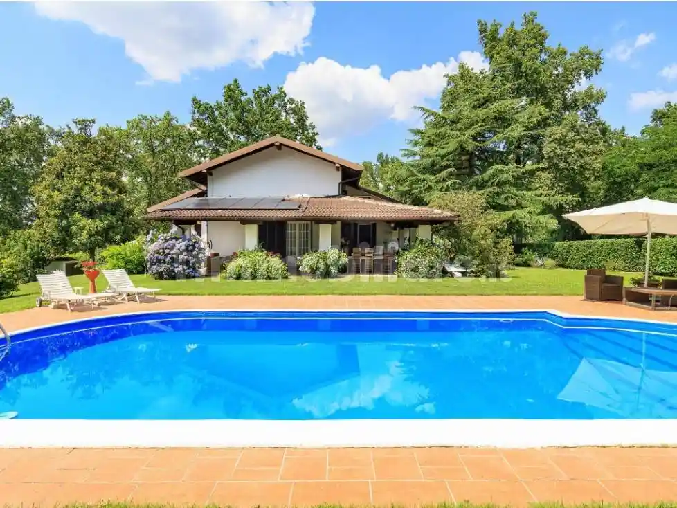 Villa in vendita a Agrate Conturbia