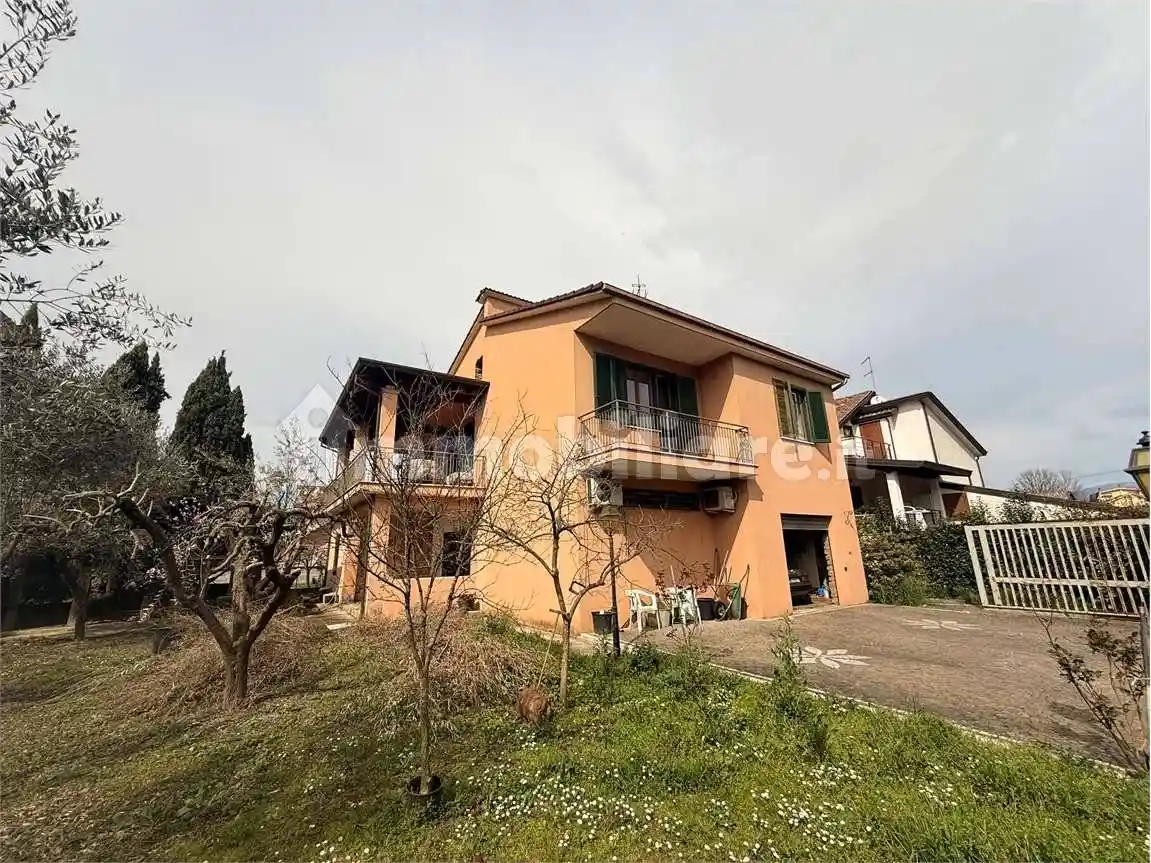 Casa indipendente in vendita a Frosinone